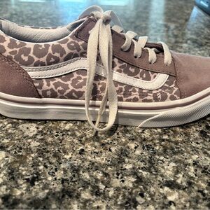 Vans Low-Top Sneakers in Dusty Mauve Leopard Print